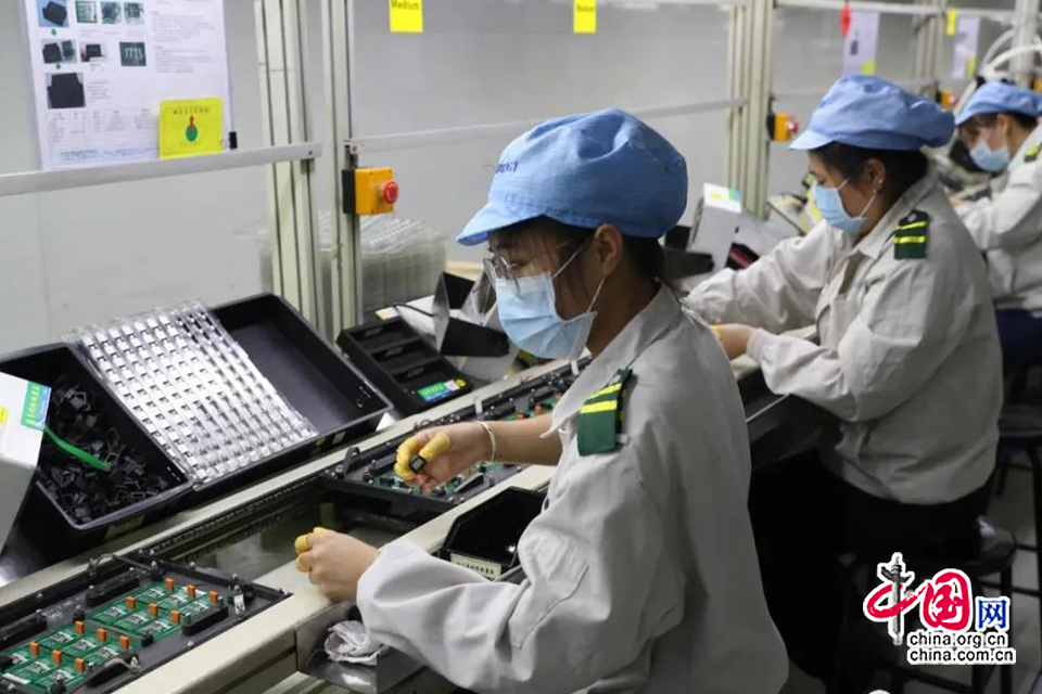 东莞长安镇向100家重点企业各赠送1000个防护口罩