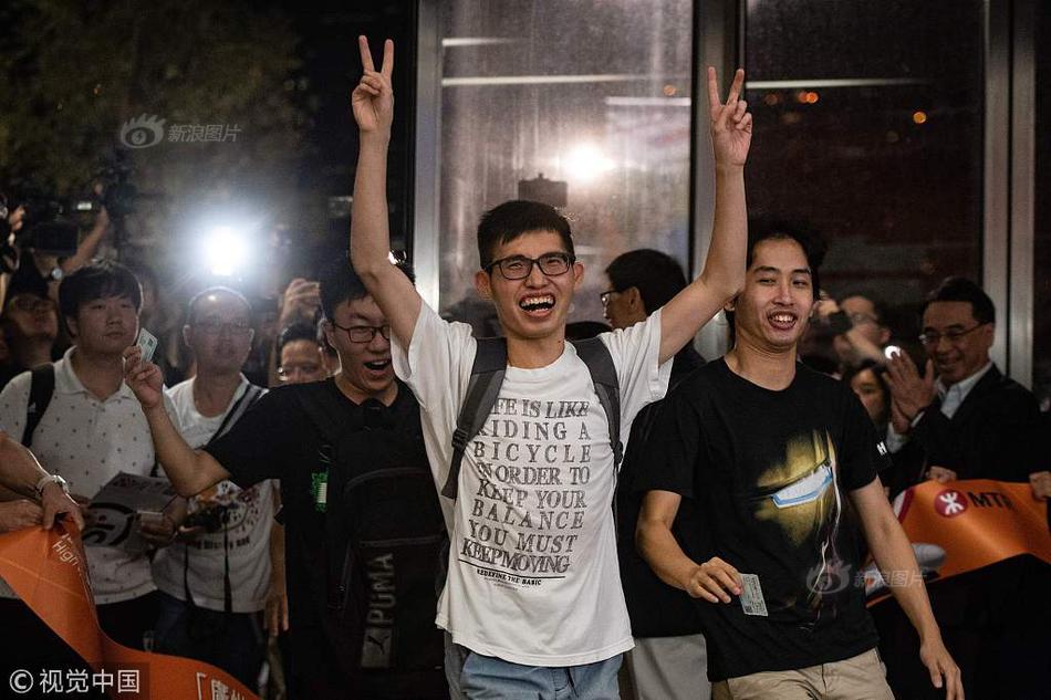 大妈扯光车站厕纸 网友：缺的不是纸是德